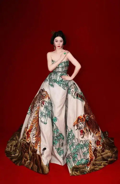 范冰冰龙袍,凤袍,虎袍,鹤袍背后的设计师,有人一直等了她六年|红毯