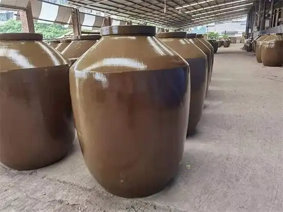 陶瓷发酵缸以粗陶土为原料,经过高温烧制过后,其硬度客观且透气性远远