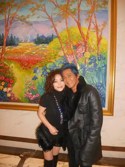 齐秦伤后复出首次亮相 辛晓琪陪伴相挺