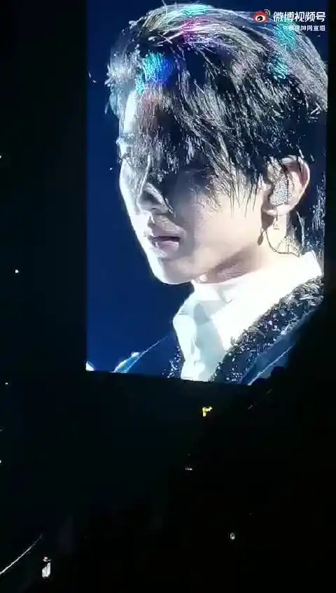 蔡徐坤唱《没有意外》时哭了!