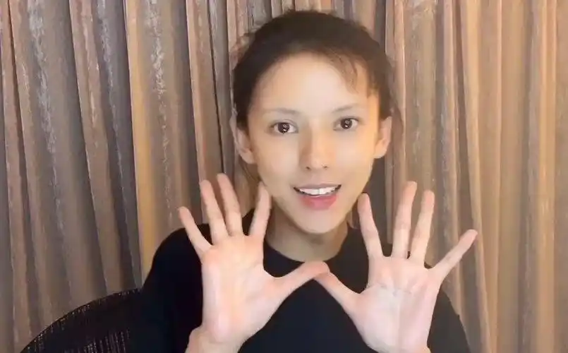 张予曦首次公开化彩妆过程全素颜出镜这眉毛是认真的吗