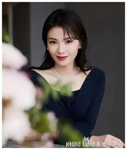 刘涛故意走光?事件引起热议,网友:为啥明星的衣服质量那么差?