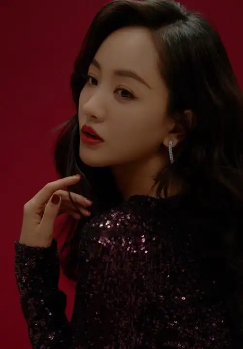 杨蓉绝美时刻身高不够身材来凑内娱最美性感花瓶