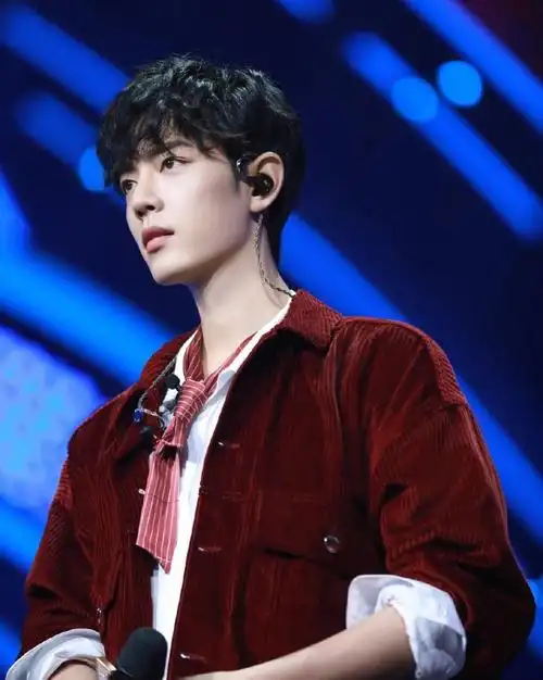 肖战化身复古少年郎红衣小卷毛精致又帅气可爱到犯规