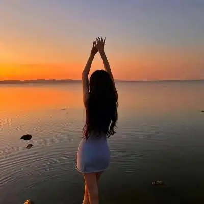 女生海边背影头像唯美 高清漂亮女人看海的背影图片头像_女生头像