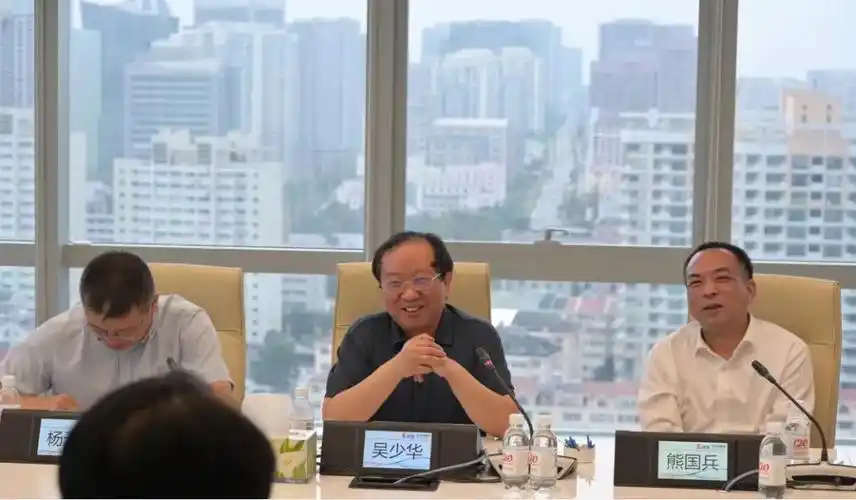 会上,吴少华认真听取了光大证券,光大金控,光大理财,光大银行青岛分行