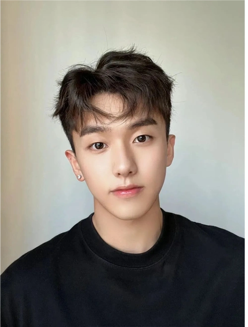 今天这13款男生发型,很火很流行,效果就是不一样,很适合年轻男士,我们