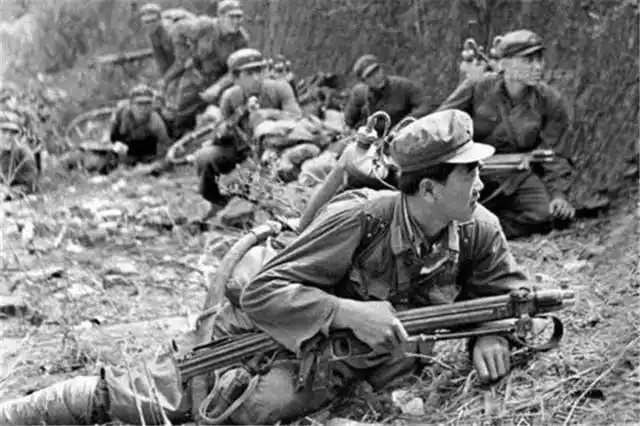 对越自卫反击战庆功会,总指挥许世友倒三杯酒,都敬了谁?