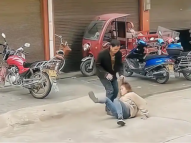 夫妻街头打架,妻子被丈夫拽着头发放倒,目击者:妻子想要他的命
