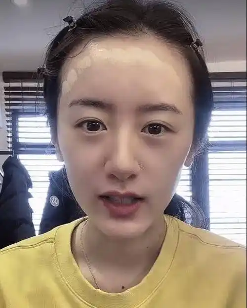 其实袁冰妍并不惧在镜头前展示素颜,她曾给网友拍摄自己的化妆过程.