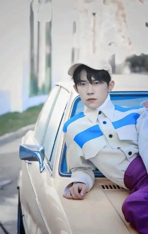 易烊千玺恋情曝光?这个让人们都羡慕的女生究竟是谁