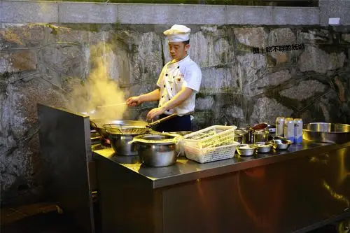 神马?去餐厅吃饭还要自己炒菜!