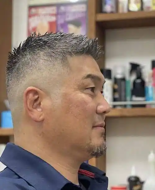 中老年男士发型别乱剪,可以试试这几款,即使头发花白也很帅_形象_飞机