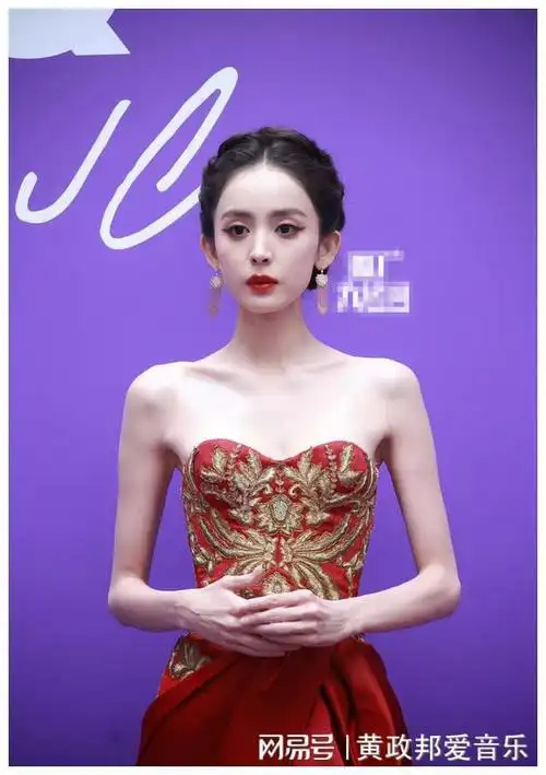 刘亦菲亮相新作首映,膀大腰圆,粗短大白腿,给内娱上了一课|古力娜扎