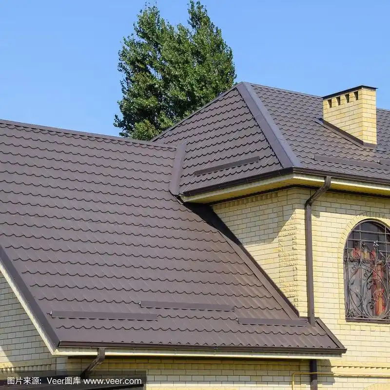 黄砖房,褐色金属瓦楞屋顶.窗户上的格子.