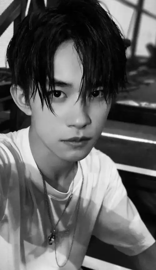易烊千玺黑白冷淡风壁纸俊逸少年好撩人