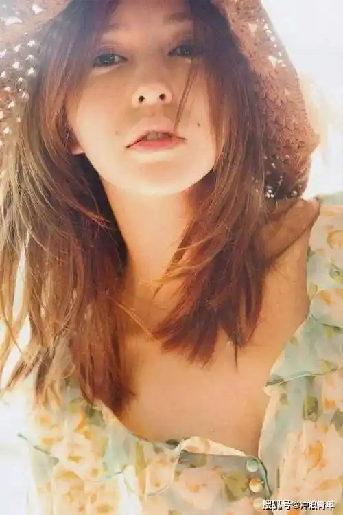 而身高,体重和藤井莉娜几乎无差,还顶着一个"娃娃脸"的方媛,就决定