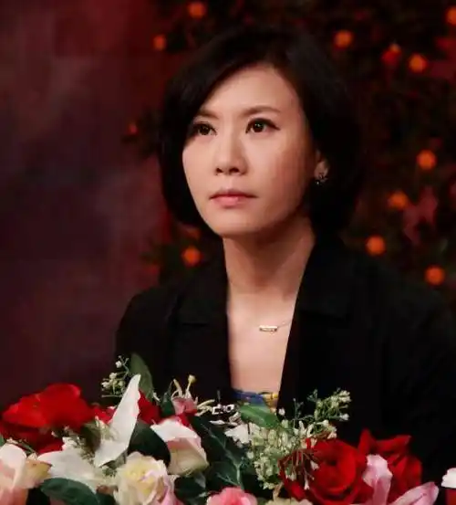 节目走入了大众的视野中,也成就了她在东方卫视的地位而且电视台主持