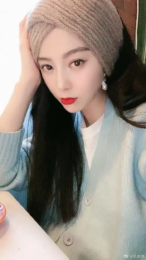 范冰冰戴宽发带修饰长发 怼脸自拍水滴形耳坠惹眼_影讯 - 影乐酷