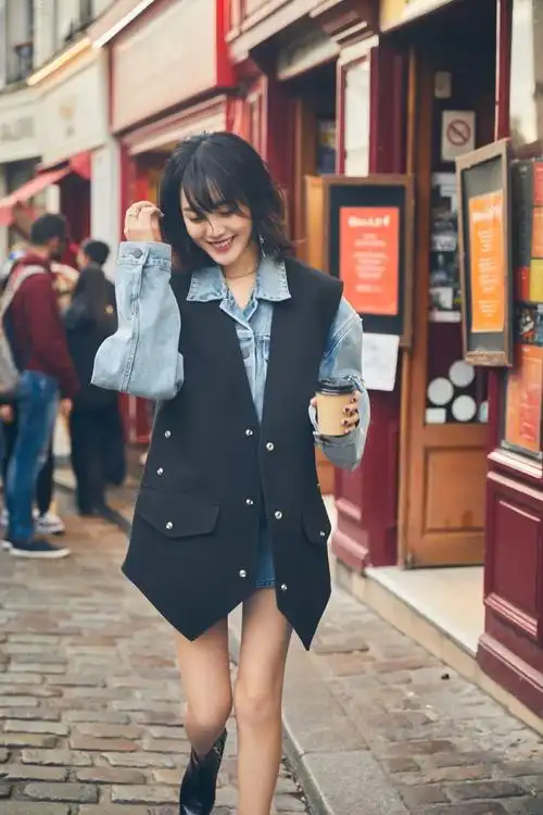 王梓薇太会穿了,条纹衬衫本就显瘦还配黑色西装,更显腰细腿长了