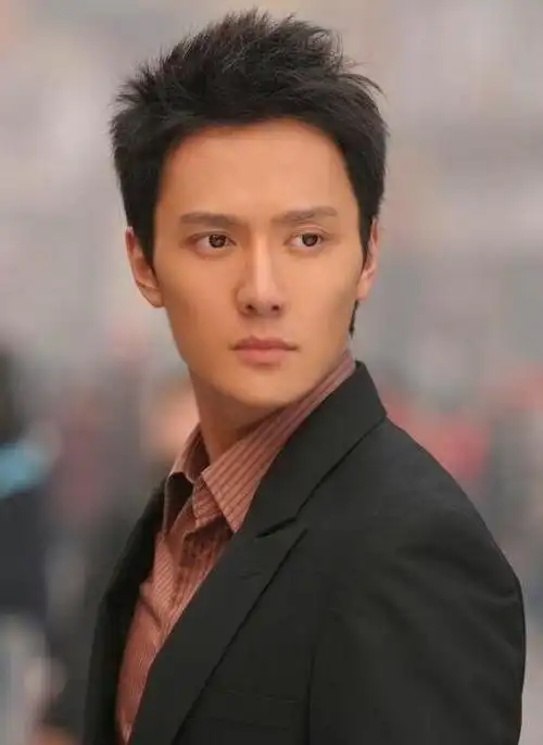 大家觉得冯绍峰算丑吗其实长得挺板正的也不油腻