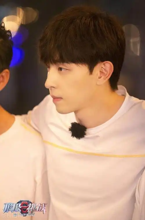 邓伦节目新造型白t黑裤小白鞋显阳光活力