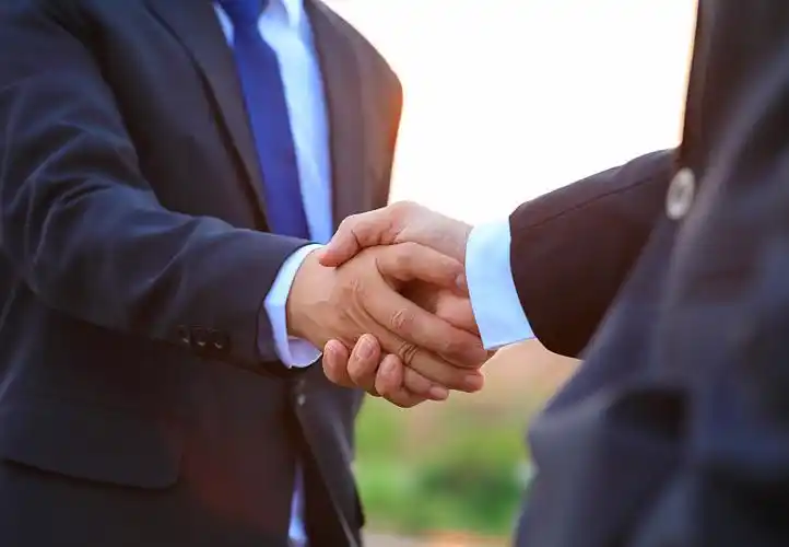 两个商人在户外握手的特写镜头.