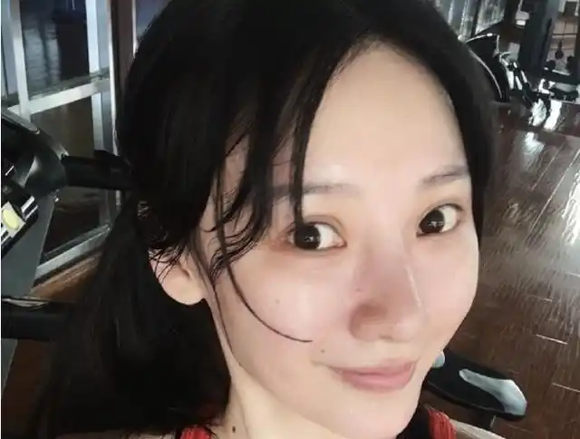 柳岩上街生图流出,身材依旧傲人,看到素颜照时,网友:真不显老