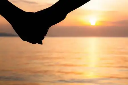 浪漫情侣手牵手看美女剪影照片