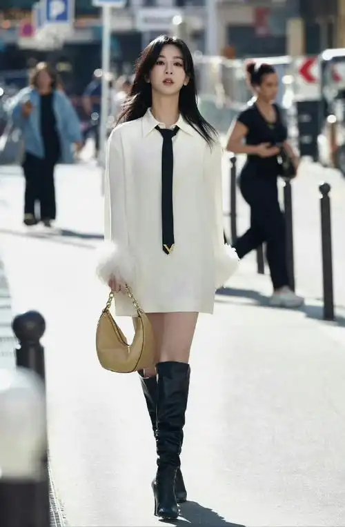 突然get到杨紫的美了 最近这身紧身裙造型真的好绝