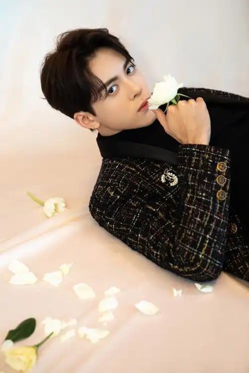 曾舜晞绅士亮相凤凰网时尚之选勾勒时尚风采