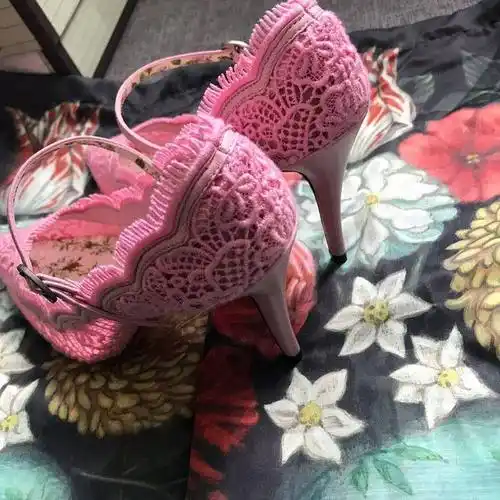 古驰粉色蕾丝高跟凉鞋