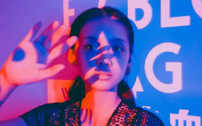 孙伊涵个性潮流光影写真桌面壁纸