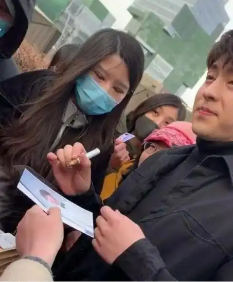 邓伦穿单衣零下拍戏被偶遇粉丝哥哥你冷吗邓伦6字回答暖心