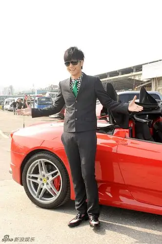 罗志祥与法拉利跑车