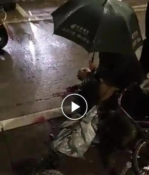 古竹一老人被撞的头破出血,现场