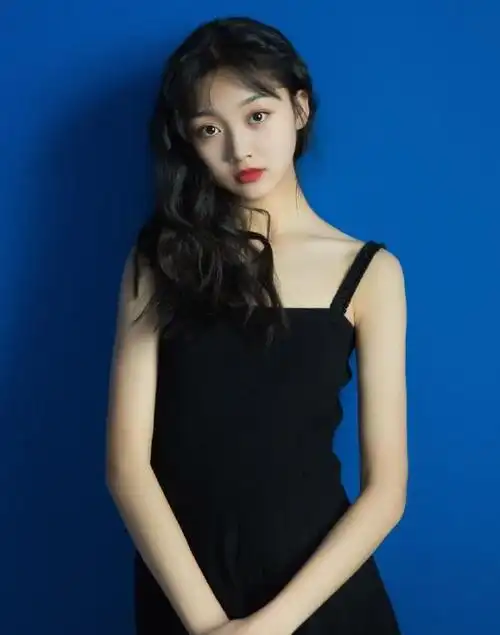 曲芷含长大了,穿自己设计的婚纱,网友:怀疑这是一个15岁的孩子