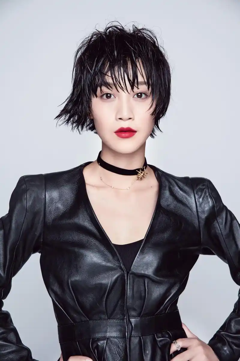 蓝盈莹短发帅气写真 皮衣红唇释放不羁魅力