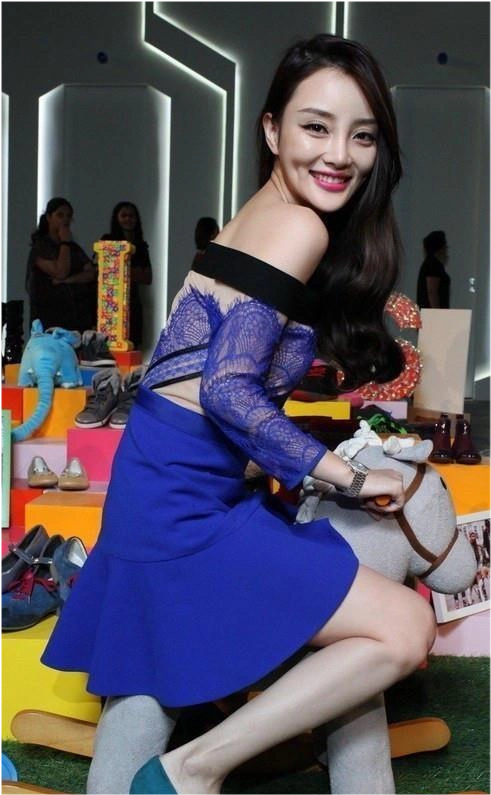 李小璐晒挺胸热舞视频穿深v礼裙骑马