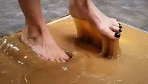 世界上最强的胶水有多牛?美女作死一脚踩下去,结果肠子都悔青了!