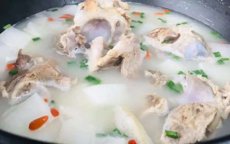 炖大骨汤记住2放2不放,教你饭店秘诀,汤浓肉香,颜色奶白