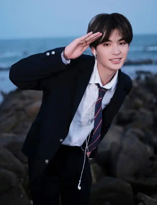 黄明昊西装大片