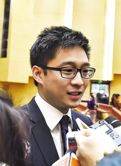 最近港媒突然爆出一条新闻,标题是朱玲玲亲自报喜,儿子霍启山官宣结婚