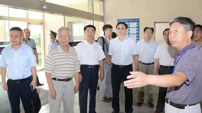 专家组成员包括北京化工大学程源教授,风神轮胎股份有限公司董事长