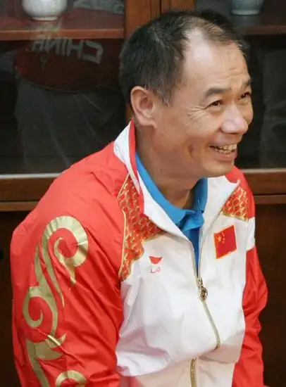 图文几代体操人共庆奥运9金李宁笑得十分开心