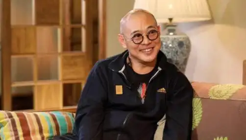 李连杰光头近照曝光深色套头运动衫精神好图