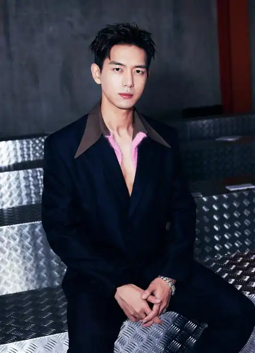 东方绅士西游记##米兰男装周#李现超话一袭真空西