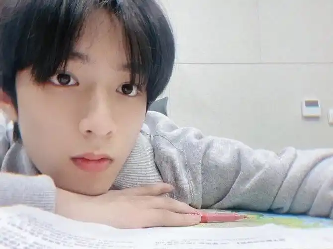 刘耀文写作业三连拍##刘耀文520自拍