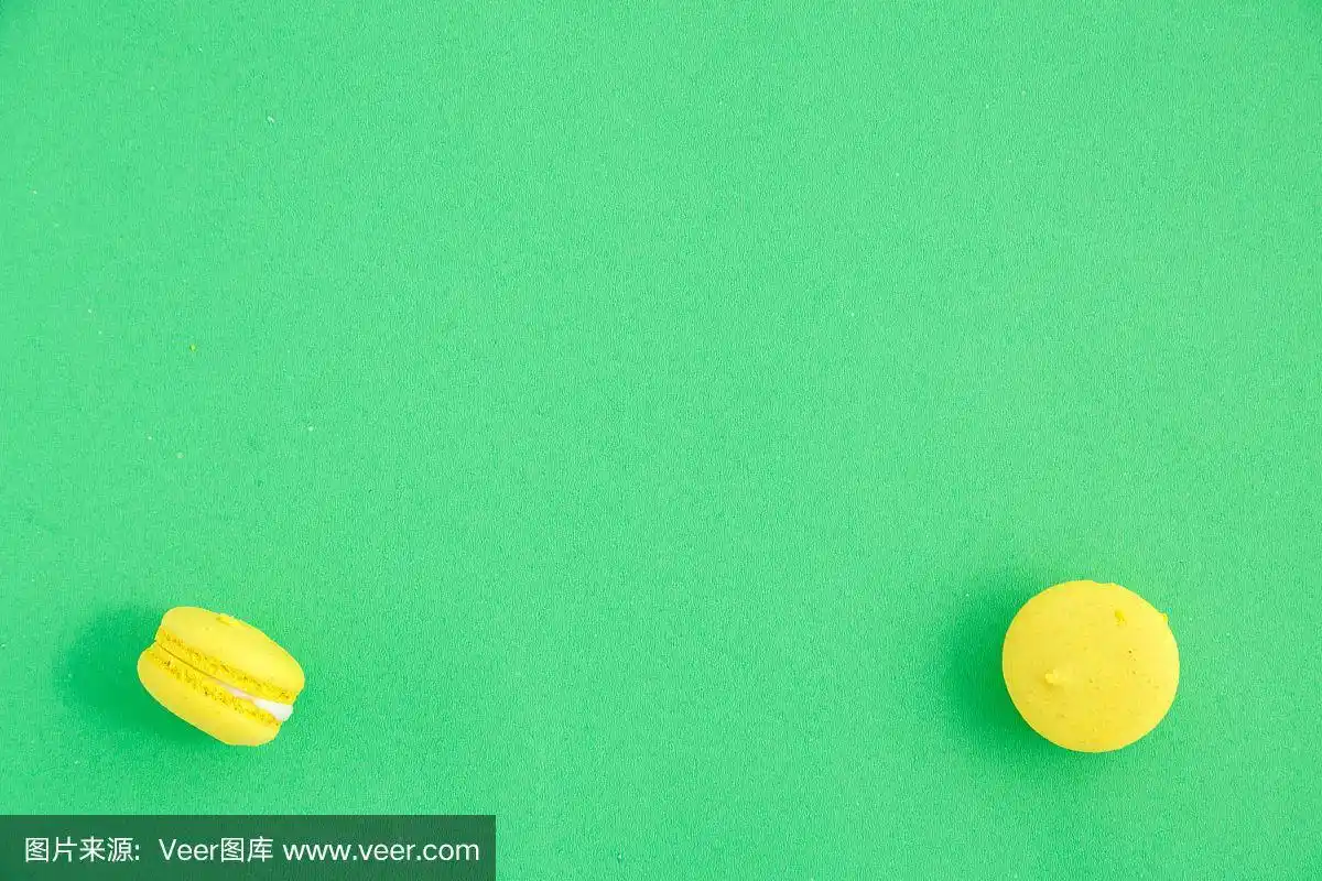 绿色背景的彩色马卡龙或马卡龙饼干.俯视图