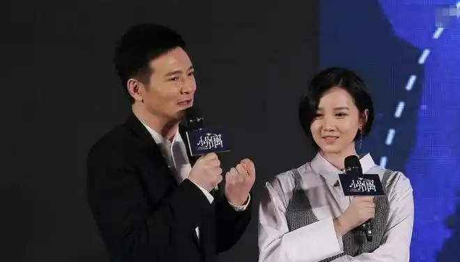 认出来上图中的汪俊导演,旁边这个女孩子就是他在《小别离》中的妻子